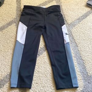 Nike girls cropped leggings size large